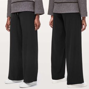 NWT Lululemon On The Fly Pant *Wide Leg Woven 31.5"
Black